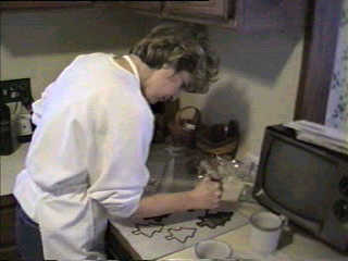 Kathy Decorating Cake.jpg (9908 bytes)